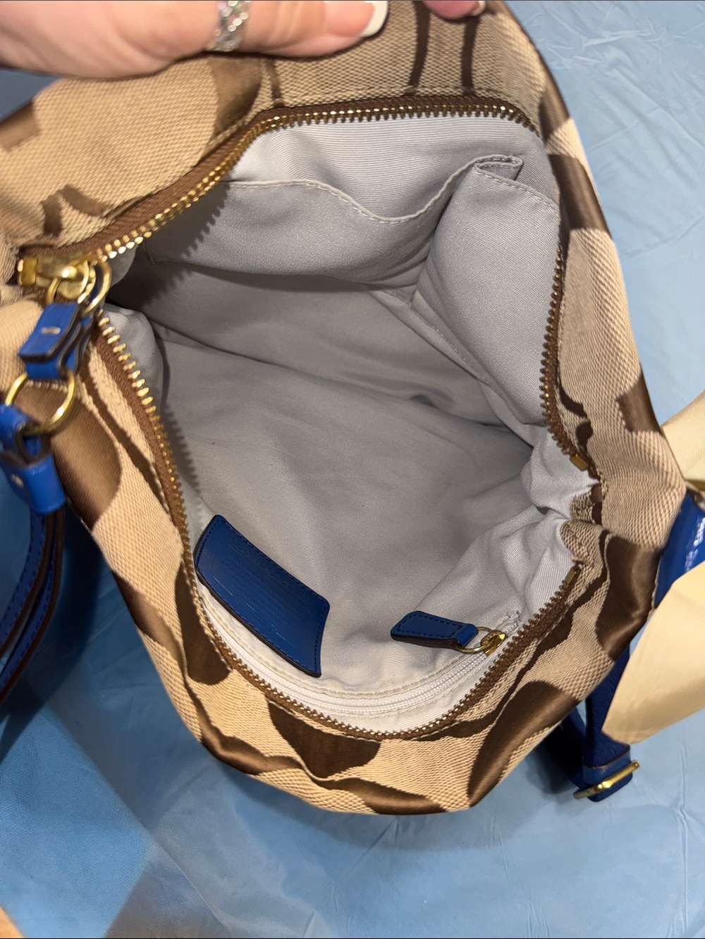Coach Beige Signature Canvas Jacard Crossbody with Blue Strap and Trim NWOT - Picture 8 of 9